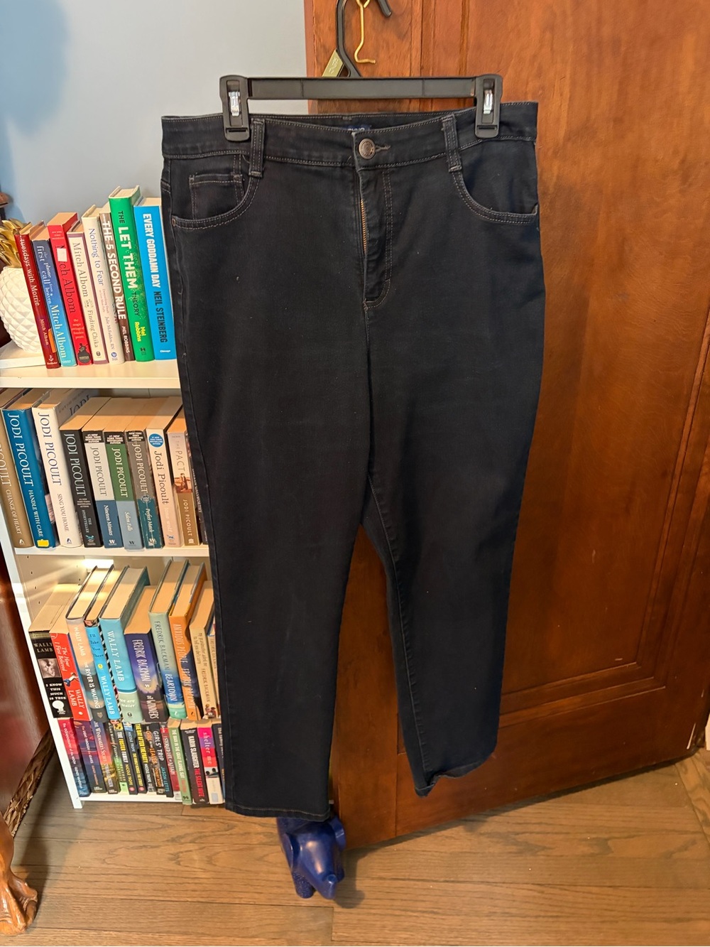 Bandolino “Amy” Dark Blue Straight Legged Stretch Jeans